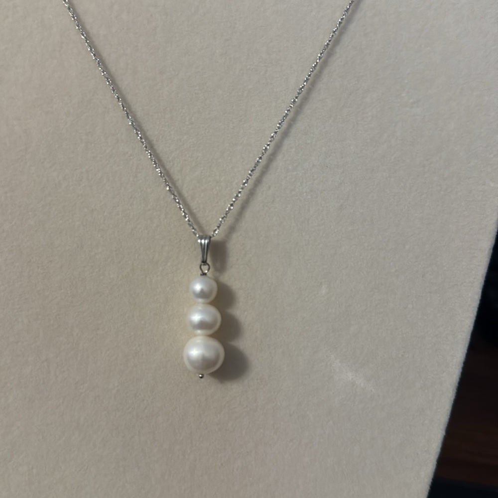 Faux Pearl Necklace - Picture 2 of 3